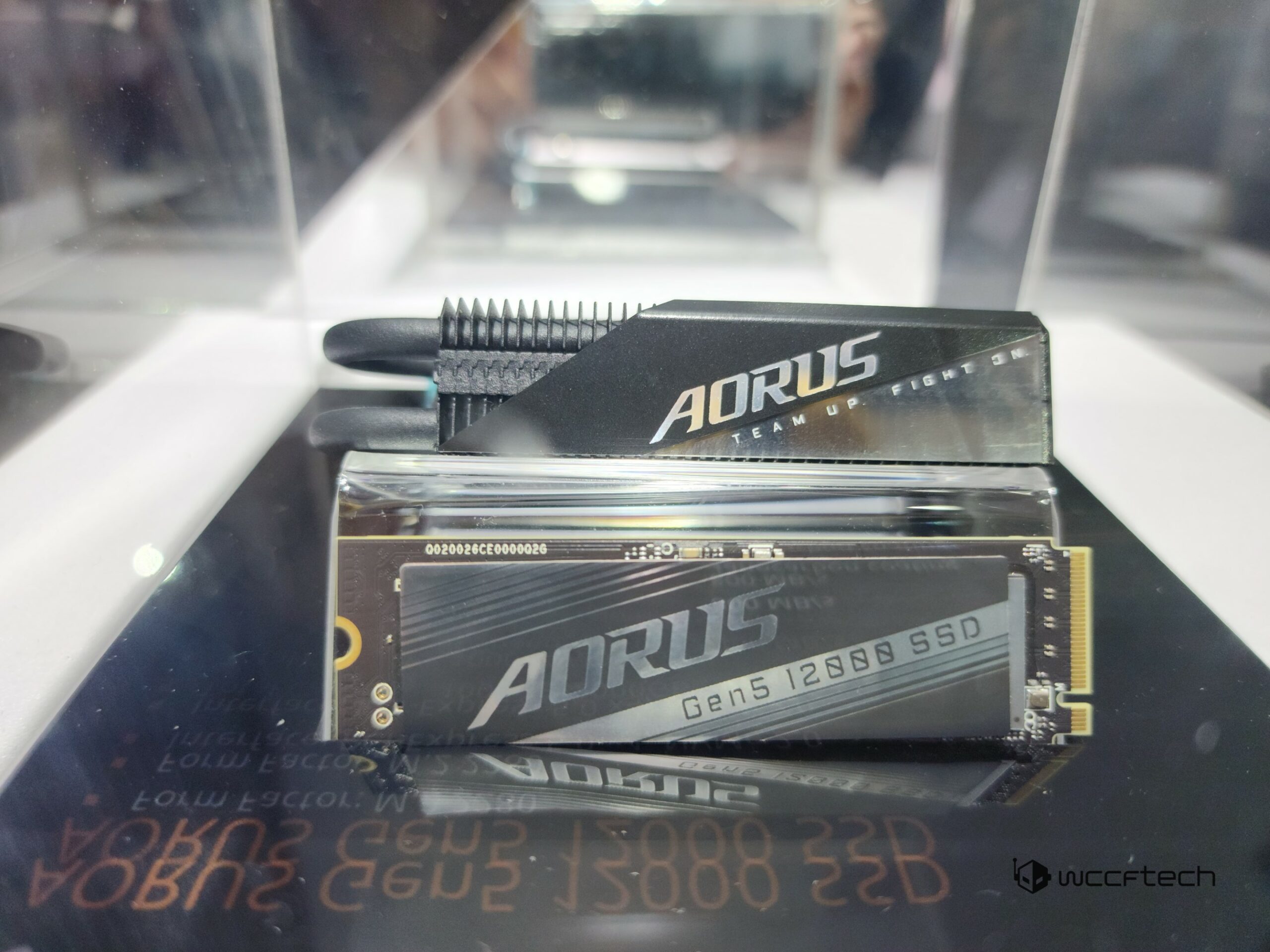 تصویر اس اس دی AORUS Gen5 12000 - تا 12 گیگابایت بر ثانیه با هیت سینک قدرتمند