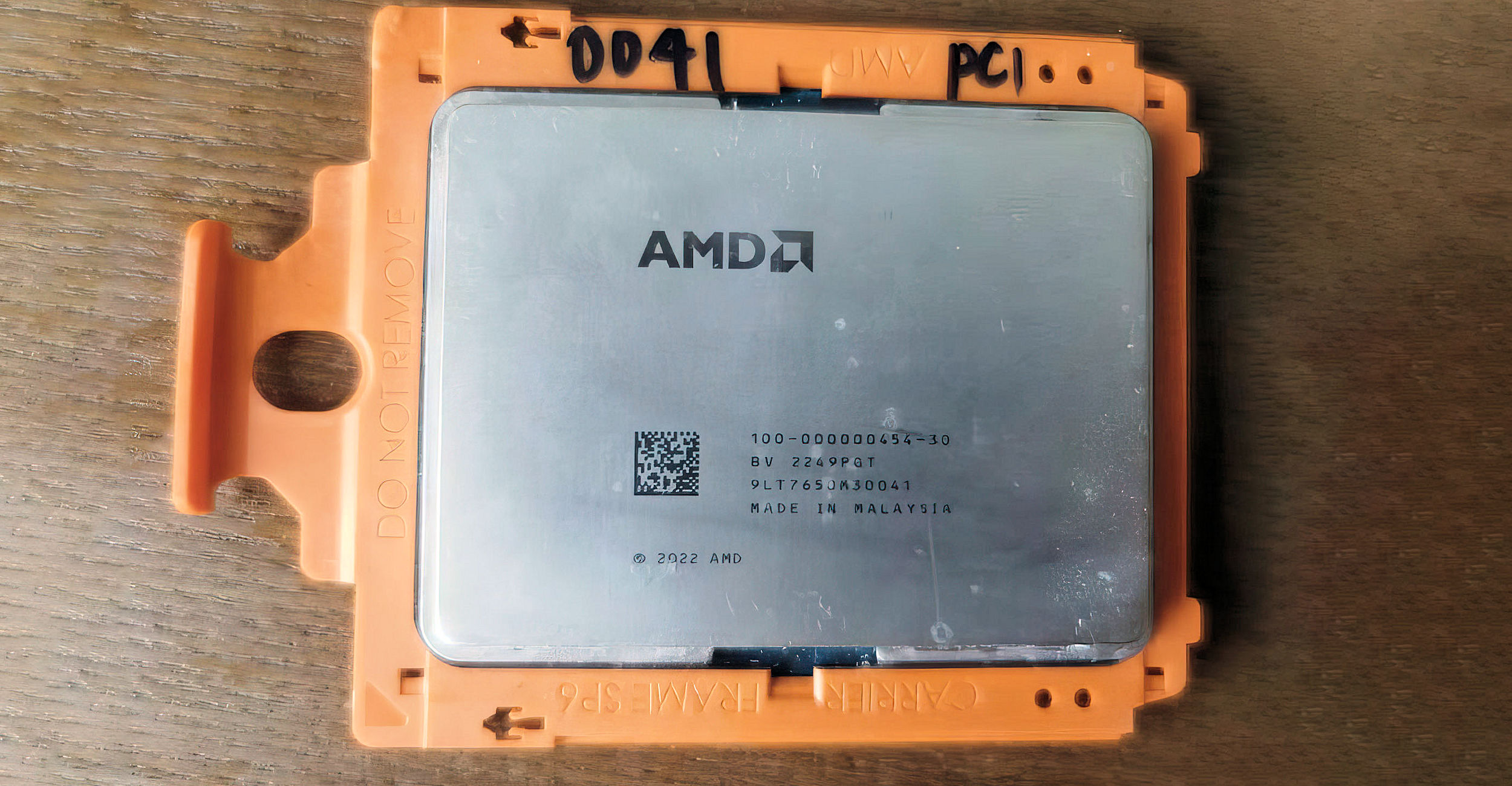 پردازنده AMD Ryzen Threadripper 7985WX از سوکت SP6 استفاده می‌کند