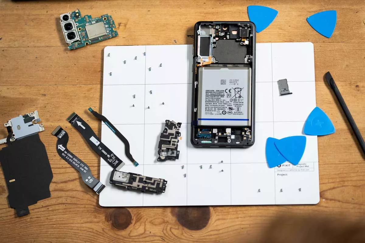 پایان همکاری iFixit و سامسونگ؛ کره‌ای‌ها متهم به دریافت اجباری اطلاعات کاربران