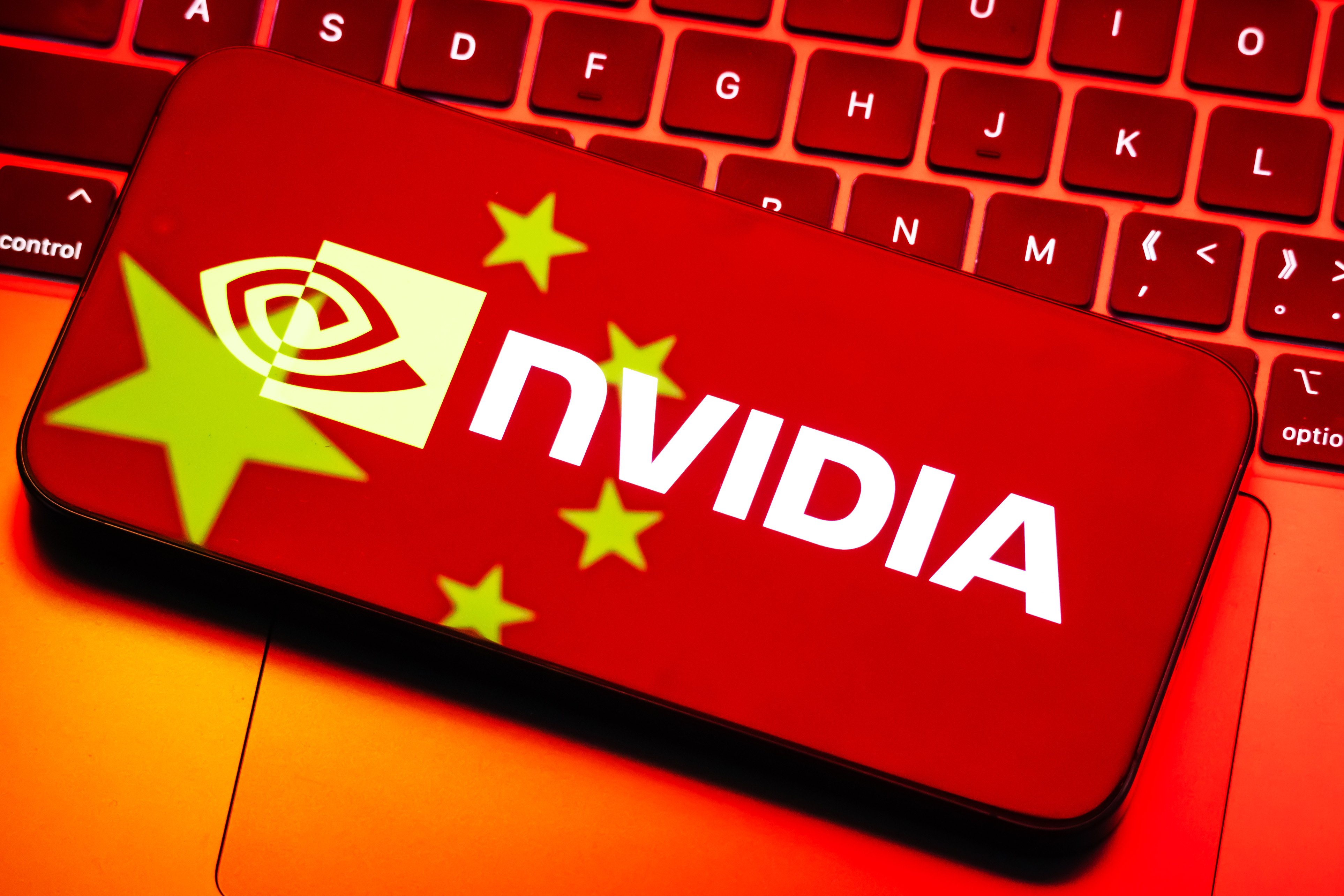چین ظاهراً شرکت‌ها را از خرید تراشه‌های انویدیا و AMD منع کرده است