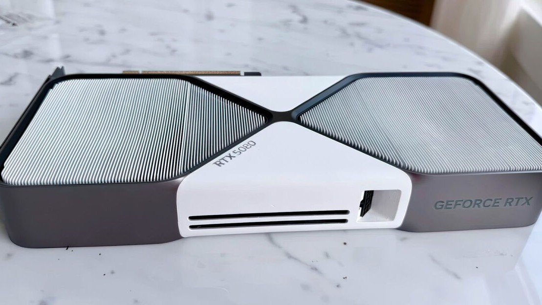تبدیل RTX 5080 Founders Edition به نسخه سفید؛ آیا انویدیا باید تولید آن را آغاز کند؟