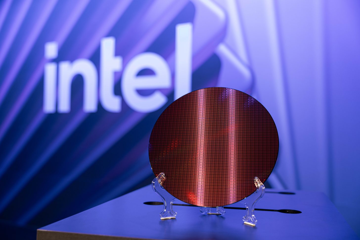اینتل با گره پردازشی 14A2 و معماری دوطرفه به جنگ TSMC و سامسونگ میرود