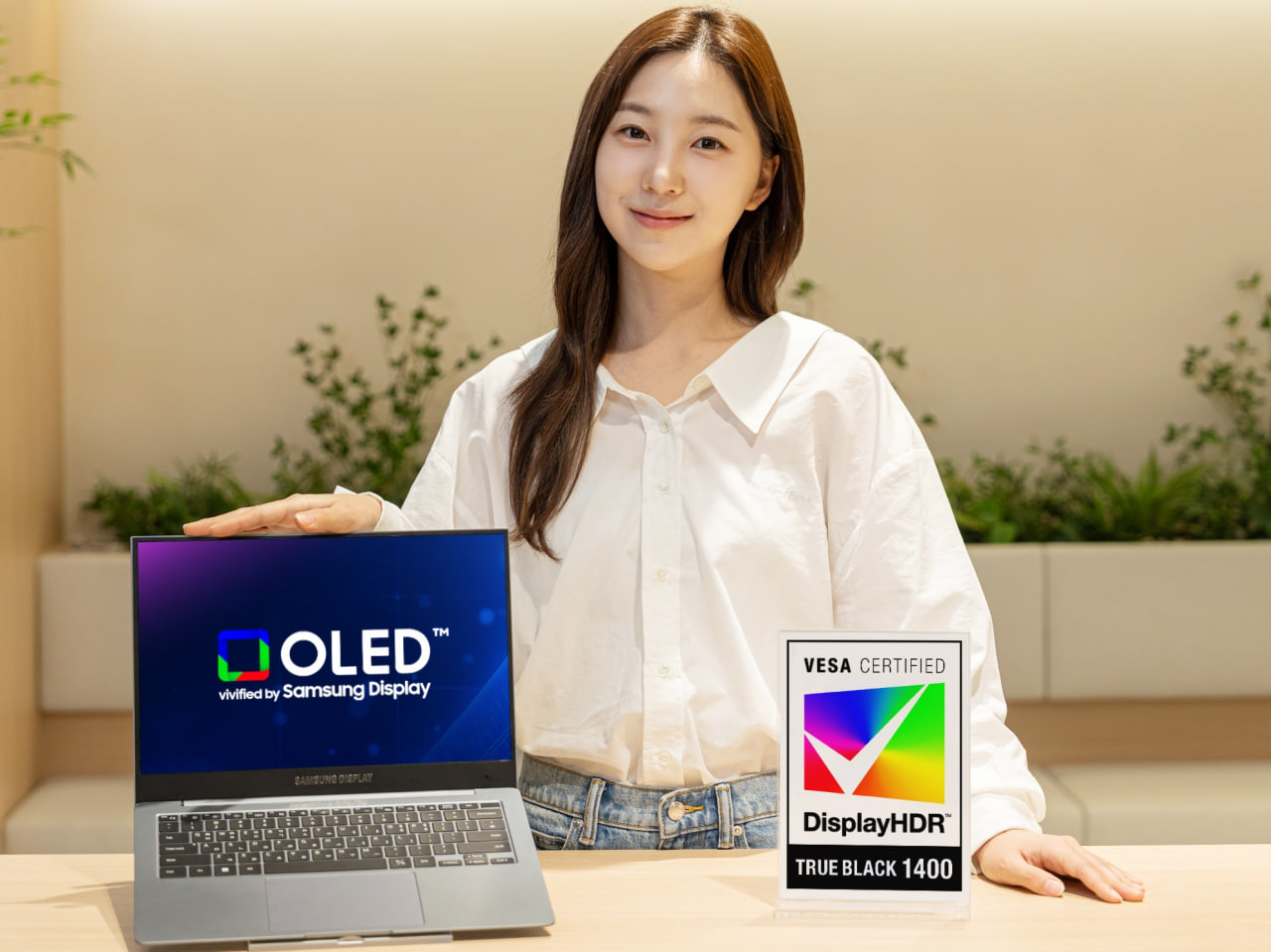 سامسونگ از نمایشگر Tandem OLED لپتاپ با روشنایی ۱۶۰۰ نیت رونمایی کرد