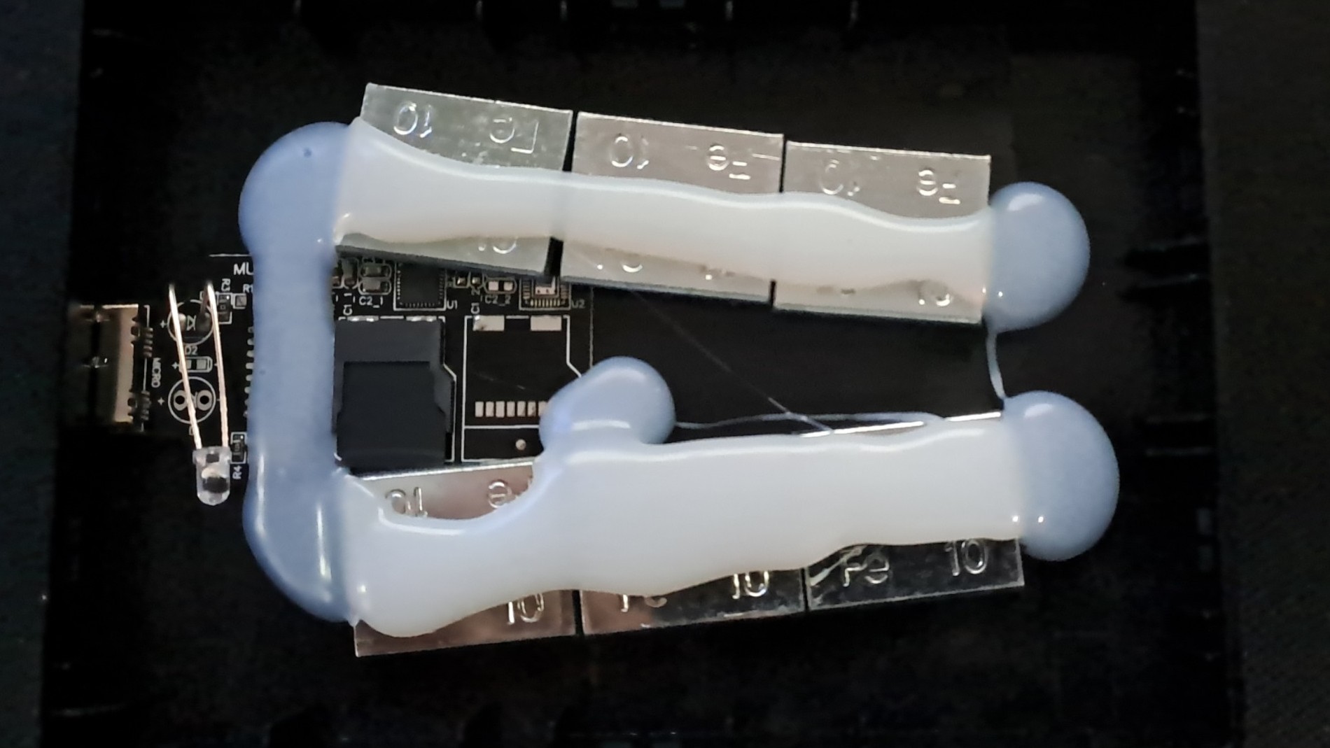 SSD تقلبی 16 ترابایتی eBay تنها یک کارت microSD و چند وزنه داشت!
