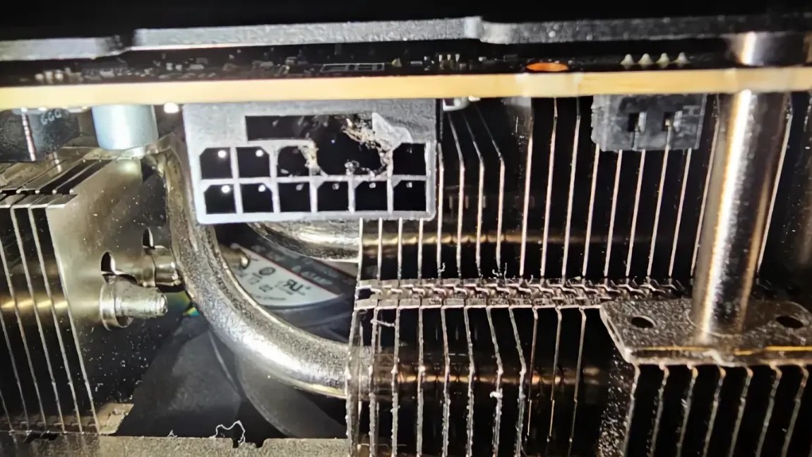 کاربر RTX 5090 حفرهای در کانکتور برق 16 پین پیدا کرد؛ PNY از پشتیبانی خودداری کرد