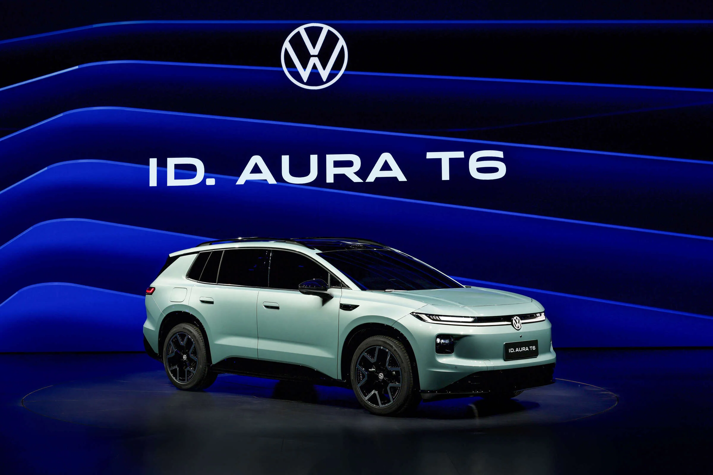 فولکسواگن ID. AURA T6 به خیابانها رسید؛ شاسیبلند برقی ۶۶۰ کیلومتری با فناوری چینی